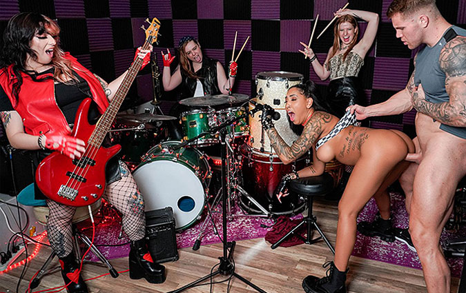 BrazzersExxtra – Kona Jade And Abby McCoy Rocker Pussy For The Jocks Cock