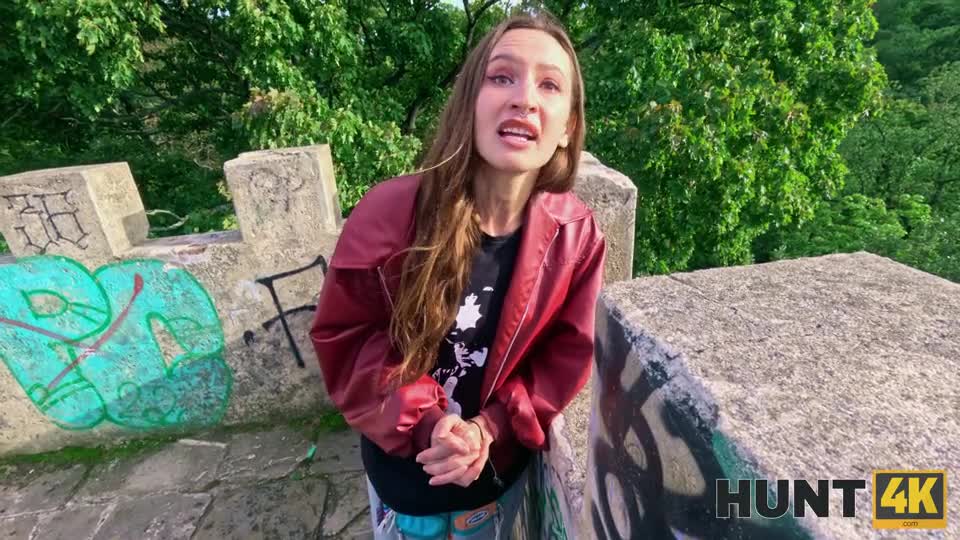 Hunt4K Mari Moon Clithanger